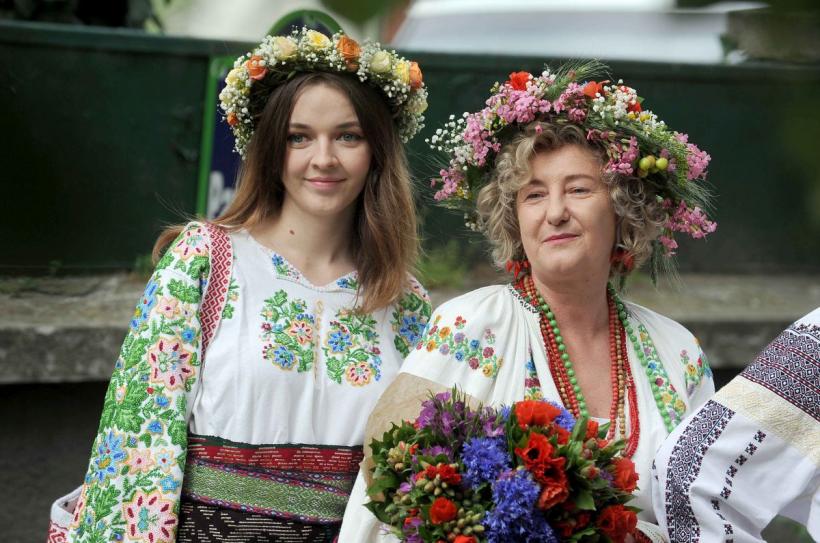 Parada „Domnițe cu altițe” de Ziua Naționala a Costumului Tradițional din România 18898263
