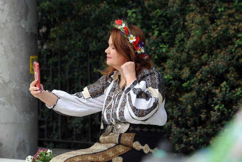 Parada „Domnițe cu altițe” de Ziua Naționala a Costumului Tradițional din România 18898264