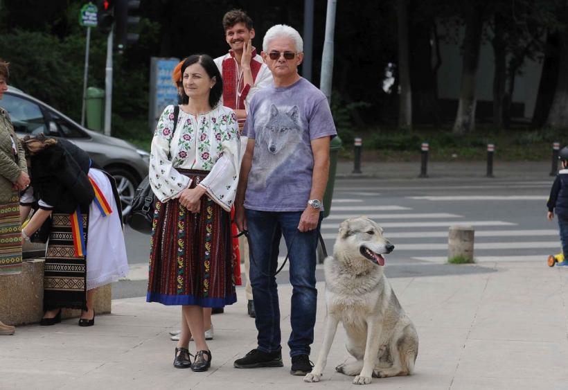Parada „Domnițe cu altițe” de Ziua Naționala a Costumului Tradițional din România 18898265