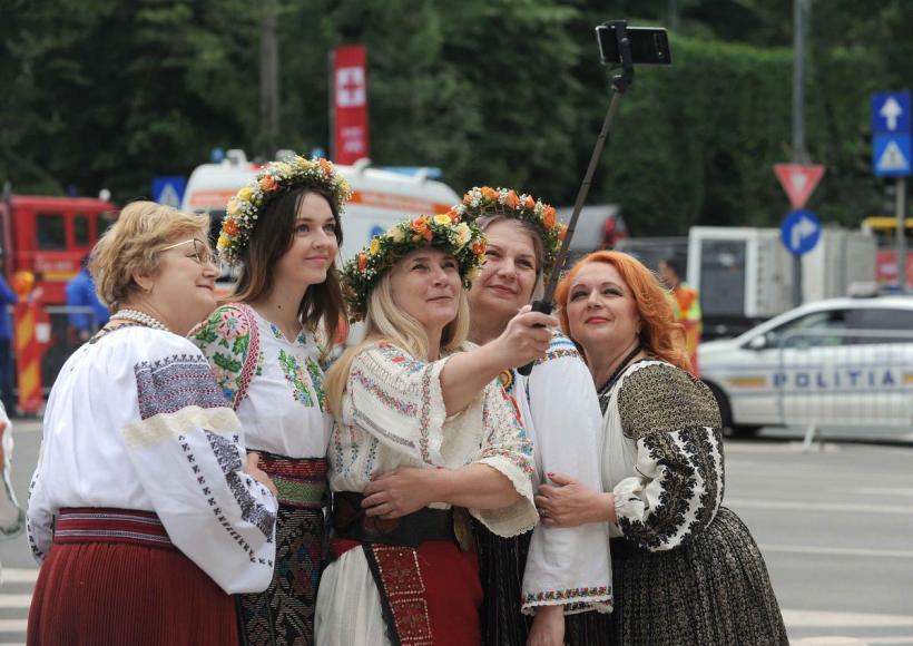 Parada „Domnițe cu altițe” de Ziua Naționala a Costumului Tradițional din România 18898266