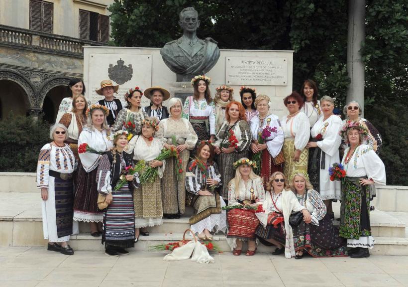 Parada „Domnițe cu altițe” de Ziua Naționala a Costumului Tradițional din România 18898267
