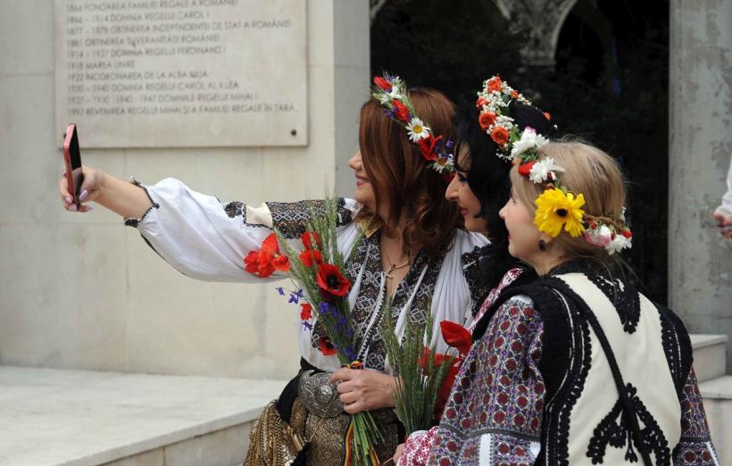 Parada „Domnițe cu altițe” de Ziua Naționala a Costumului Tradițional din România 18898268