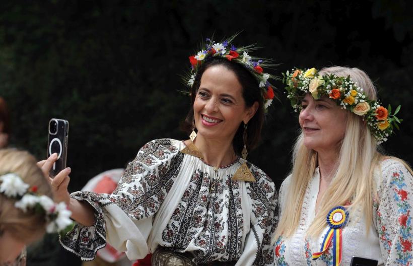 Parada „Domnițe cu altițe” de Ziua Naționala a Costumului Tradițional din România 18898269