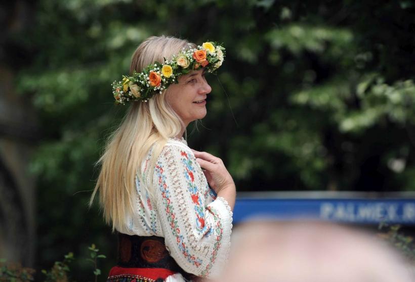 Parada „Domnițe cu altițe” de Ziua Naționala a Costumului Tradițional din România 18898270