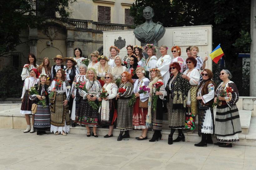Parada „Domnițe cu altițe” de Ziua Naționala a Costumului Tradițional din România 18898271