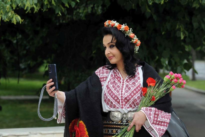 Parada „Domnițe cu altițe” de Ziua Naționala a Costumului Tradițional din România 18898272