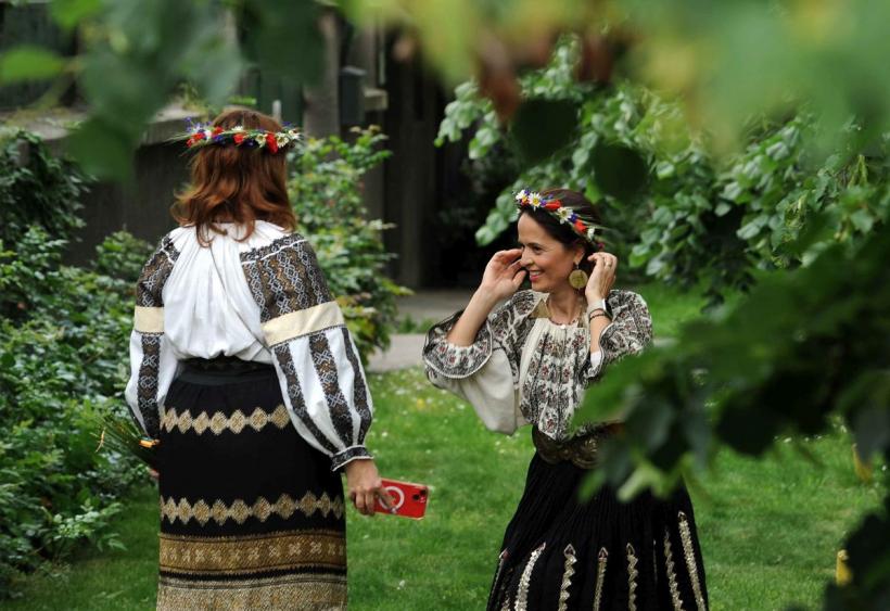 Parada „Domnițe cu altițe” de Ziua Naționala a Costumului Tradițional din România 18898273