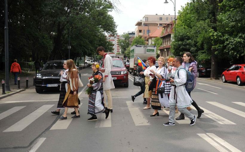 Parada „Domnițe cu altițe” de Ziua Naționala a Costumului Tradițional din România 18898274