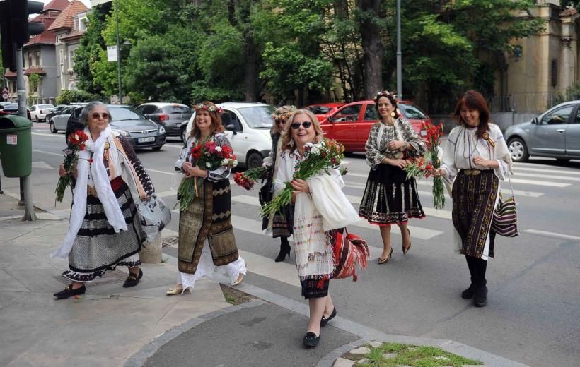 Parada „Domnițe cu altițe” de Ziua Naționala a Costumului Tradițional din România 18898275