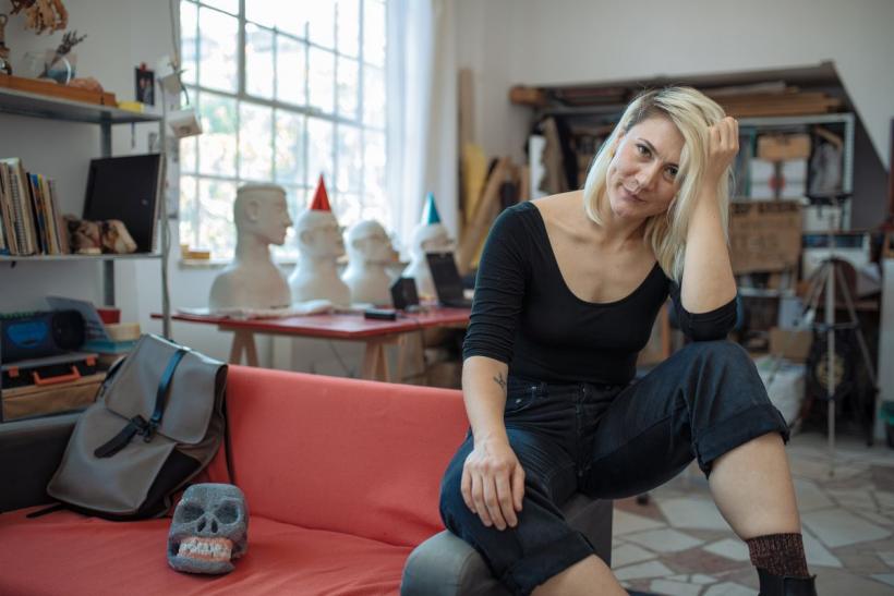 Expoziția Leei Rasovszky: People You’ve Been Before, o propunere de a ne privi între noi cu mai multă empatie, se deschide în Piața Amzei 18898422