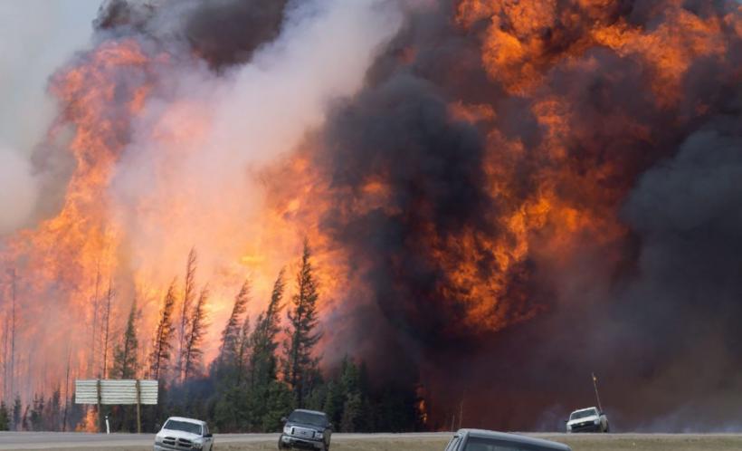 Un incendiu uriaș de vegetație amenință un oraș canadian unde se produc nisipuri bituminoase. Mii de oameni au fugit din fața flăcărilor