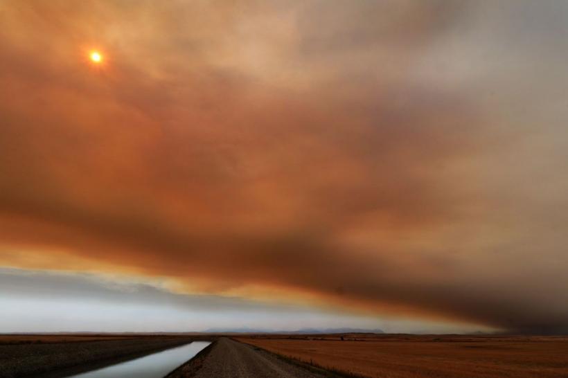 Un incendiu uriaș de vegetație amenință un oraș canadian unde se produc nisipuri bituminoase. Mii de oameni au fugit din fața flăcărilor 18898472