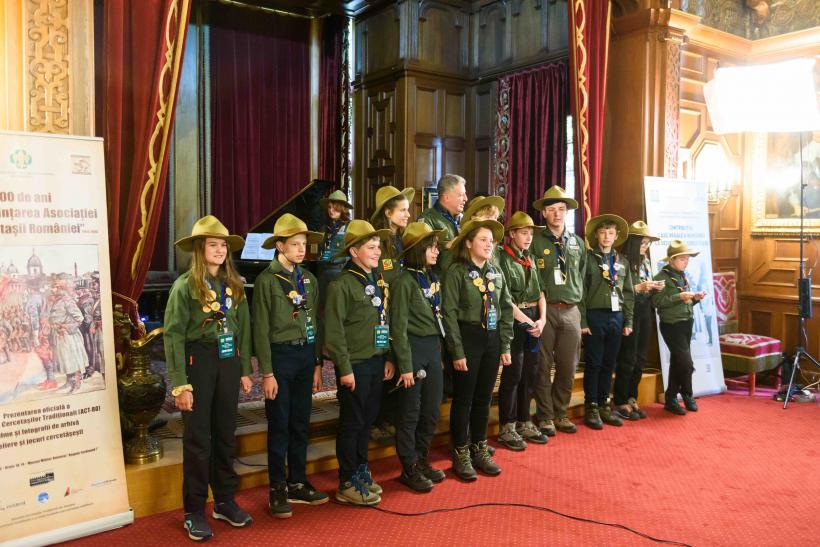 Eveniment de marcă la Castelul Peleș: Cercetașii Tradiționali au sărbătorit 10 ani de educație prin aventură 18898611