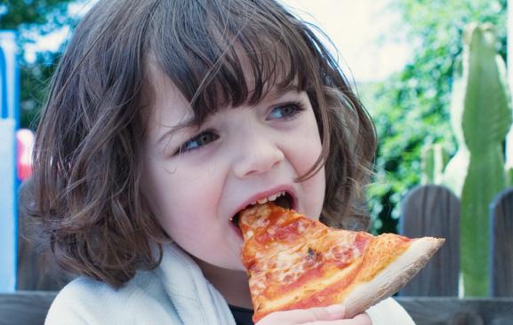 Pizza devine ilegală: interzisă vânzarea către minori, pe o rază de 500 m în jurul școlilor  18898608
