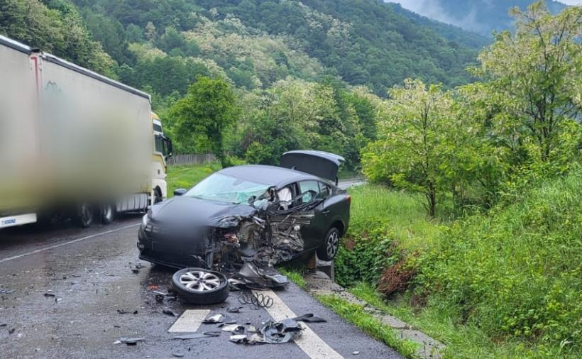 Accident cu doi răniți între o mașină și un TIR pe DN 7, în Vâlcea 18899005