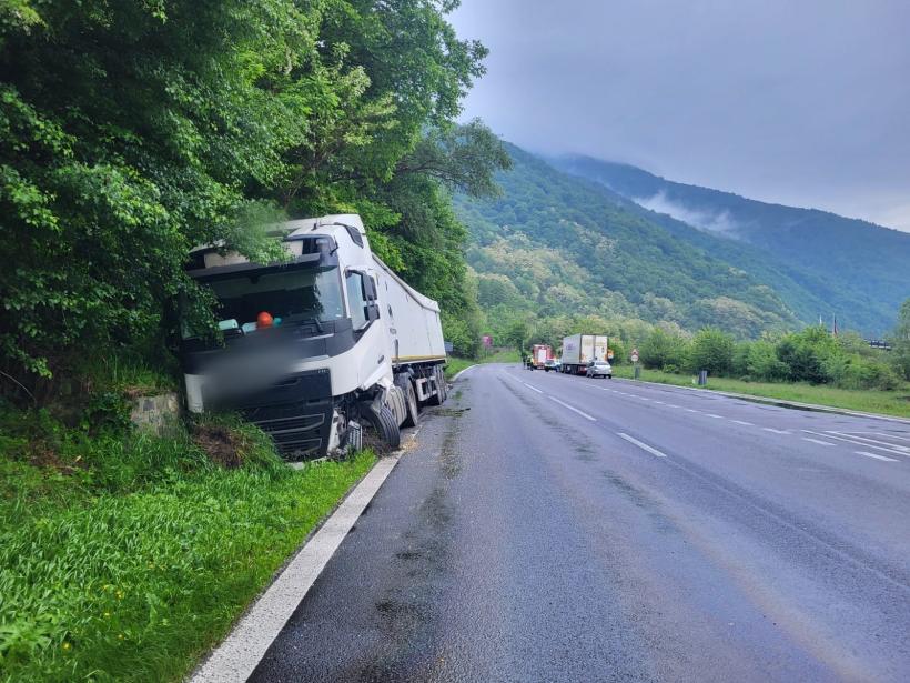 Accident cu doi răniți între o mașină și un TIR pe DN 7, în Vâlcea 18899006