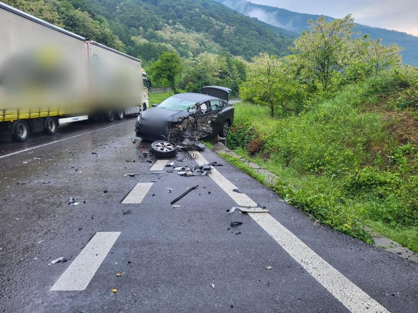 Accident cu doi răniți între o mașină și un TIR pe DN 7, în Vâlcea 18899007