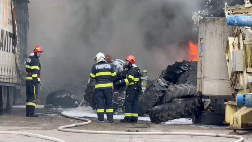 Incendiu de amploare în Timișoara. O parcare de tiruri a luat foc