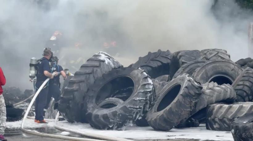 Incendiu de amploare în Timișoara. O parcare de tiruri a luat foc 18899158