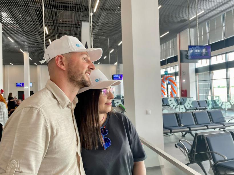 Primii pasageri care au trecut prin noul terminal al Aeroportului Oradea au primit cadouri 18899094