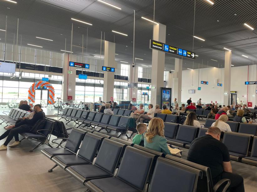 Primii pasageri care au trecut prin noul terminal al Aeroportului Oradea au primit cadouri