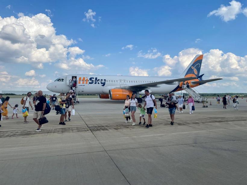 Primii pasageri care au trecut prin noul terminal al Aeroportului Oradea au primit cadouri 18899096