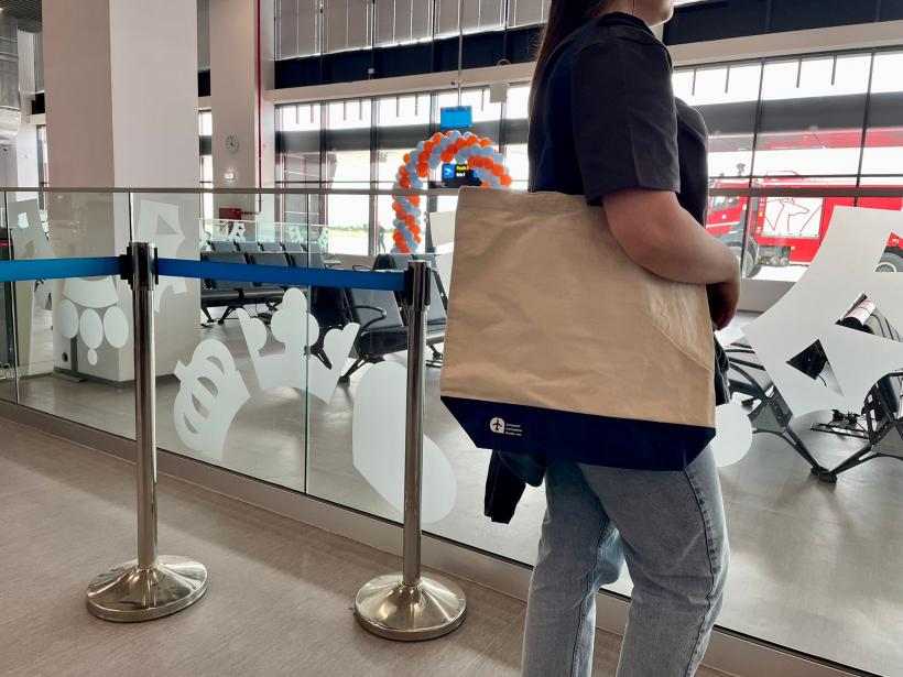 Primii pasageri care au trecut prin noul terminal al Aeroportului Oradea au primit cadouri 18899097
