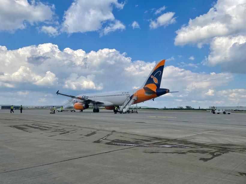 Primii pasageri care au trecut prin noul terminal al Aeroportului Oradea au primit cadouri 18899098