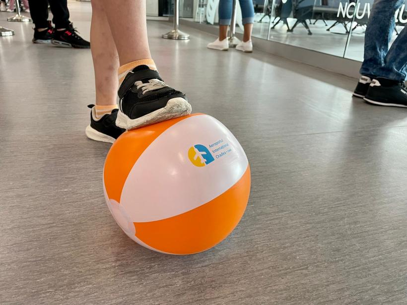 Primii pasageri care au trecut prin noul terminal al Aeroportului Oradea au primit cadouri 18899099