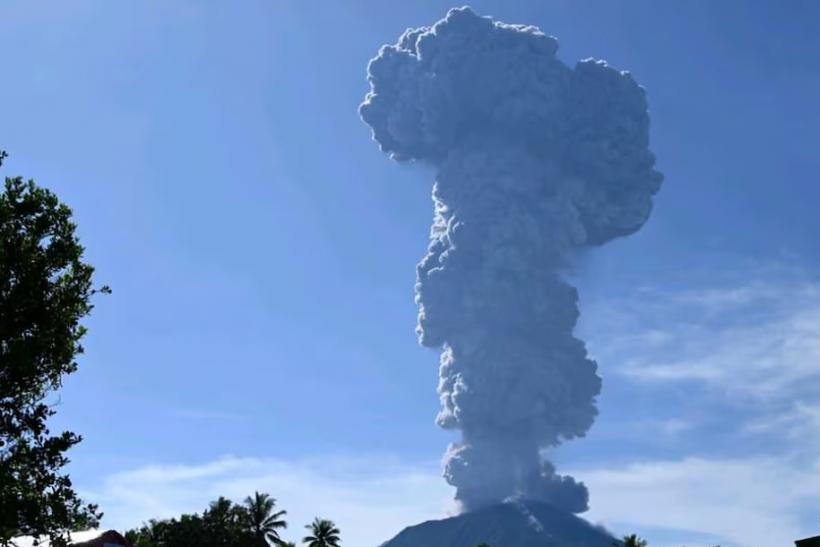 Linia de foc a Pacificului: Un vulcan din Indonezia a erupt noaptea trecută. Mai multe localități au fost evacuate