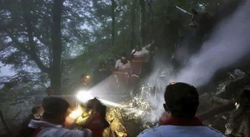 Primele imagini cu epava elicopterului prăbușit în care a murit președintele iranian  18899298