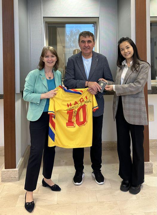 Gheorghe Hagi și-a reînnoit viza pentru SUA. Ambasada: Mai aproape de aderarea la Visa Waiver 18899535