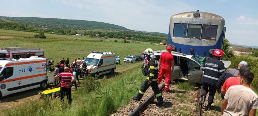 Elicopterul SMURD, solicitat la Iași, unde trenul a lovit o mașină: doi răniți