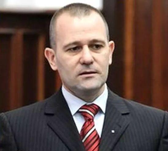 Acuzații teribile: Statuia generalului Coldea a căzut de pe soclu. Capul statului paralel, suspect ordinar la DNA 18899916