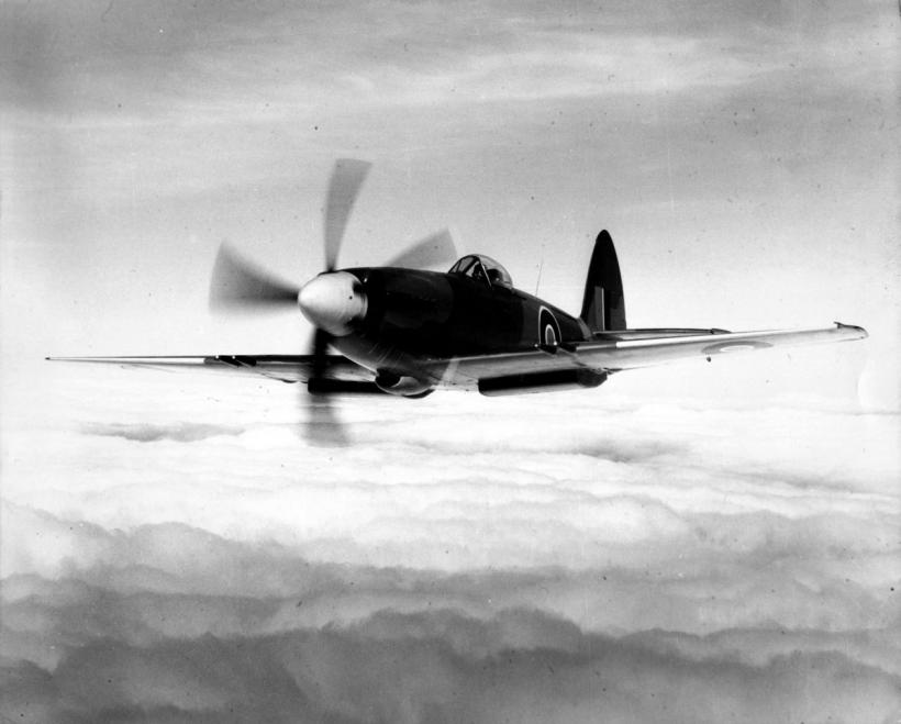 Tragedie aviatică: Avionul emblematic Spitfire, ce aparținea zborului memorial al bătăliei Marii Britanii, s-a prăbușit. Pilotul, decedat 18900244