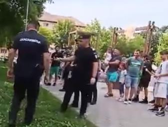 Panică într-un parc din Reșița: Un șarpe se plimba printre copii 18900370