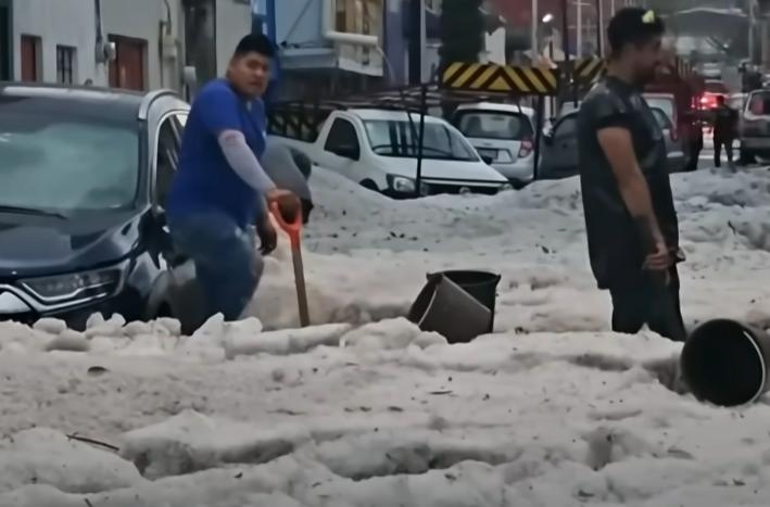 Tone de gheață: Grindină de un metru pe străzile din Mexic după o furtună rară de grindină lasă un metru de gheață 18900373