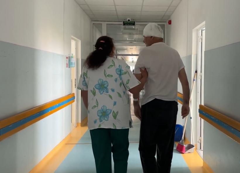 Lacrimi de fericire. Bărbat cu tumoră cerebrală gigant, operat cu succes la Spitalul „Nicolae Oblu” din Iași: E o minune 18900587