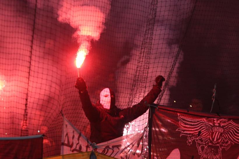 Fanii exuberanți ai lui Olympiakos sărbătoresc o victorie istorică 18900985