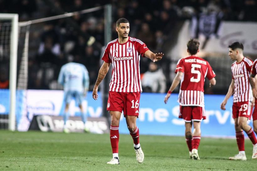 Fanii exuberanți ai lui Olympiakos sărbătoresc o victorie istorică 18900986