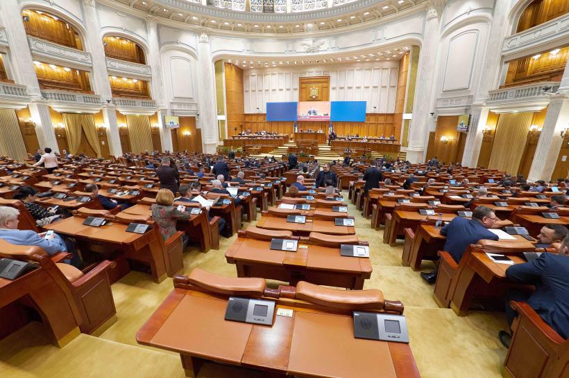 Șoșoacă atacă euro-Parlamentul cu vedete Facebook, moștenitori și „săraci” cu avere. Celebrul Luis Lazarus a făcut 51.200 de dolari și 16.500 de euro din publicitate online pe Facebook și YouTube 18900927