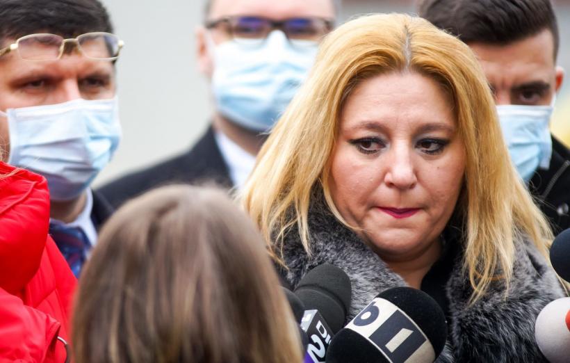 Șoșoacă atacă euro-Parlamentul cu vedete Facebook, moștenitori și „săraci” cu avere. Celebrul Luis Lazarus a făcut 51.200 de dolari și 16.500 de euro din publicitate online pe Facebook și YouTube 18900933