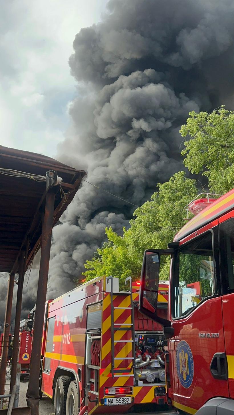 Incendiu la un depozit de mase plastice din Bacău