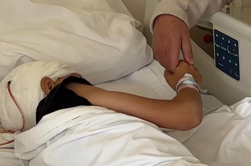 Premieră în România: Primul copil operat pe creier în semiîntuneric de o tumoră gigant de 10 cm 18901153