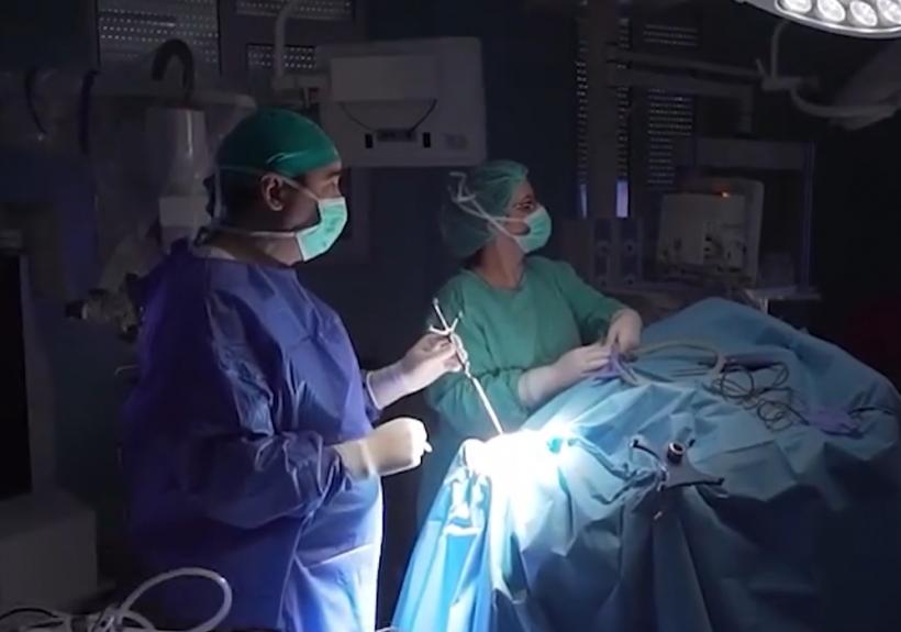 Premieră în România: Primul copil operat pe creier în semiîntuneric de o tumoră gigant de 10 cm 18901154