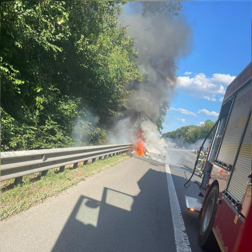 O mașină a luat foc pe A1 București-Pitești 18901399