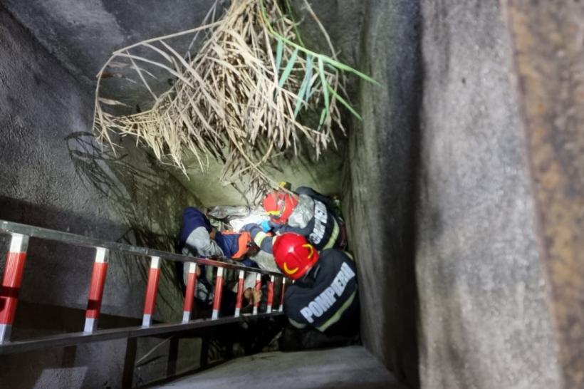 Un bărbat a căzut într-un canal de 10 metri adâncime la Vălenii de Munte