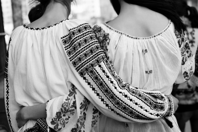 Scandal în lumea modei. Louis Vuitton, acuzat că vinde haine copiate din arta populară românească 18901785