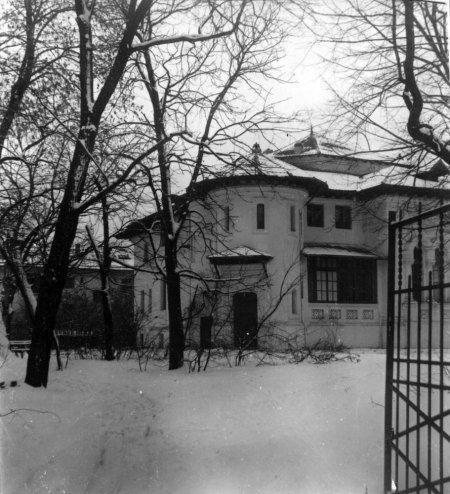 Mobilier de artă din „Enigma Otiliei”, șapca lui Ceaușescu, cuțitul de pictat al lui Luchian, macheta celebrei Dacii C.N. din 1987 – doar câteva dintre atracțiile Licitației de Artă Decorativă 18902071