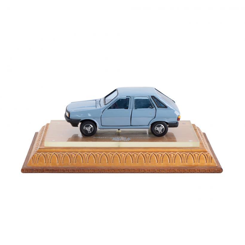 Mobilier de artă din „Enigma Otiliei”, șapca lui Ceaușescu, cuțitul de pictat al lui Luchian, macheta celebrei Dacii C.N. din 1987 – doar câteva dintre atracțiile Licitației de Artă Decorativă 18902074